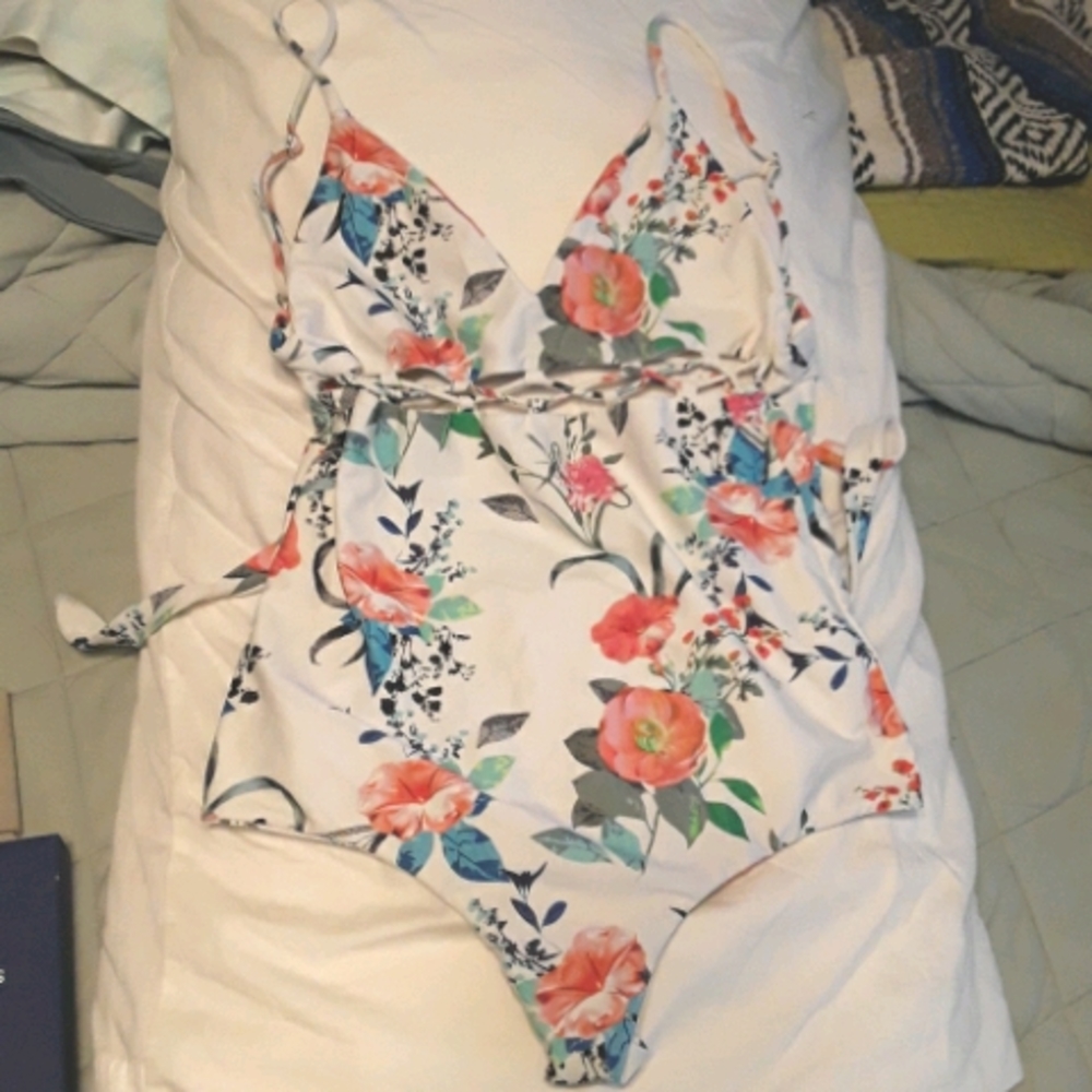 CAMI & JAX One Piece Swimsuit White Floral sz S